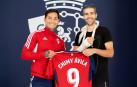 El Chimy Ávila entrega una camiseta a Iosu Marcos, aficionado que sufrió una fractura de muñeca por un balonazo en el calentamiento del Osasuna-Getafe