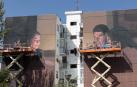 Imagen del mural que están realizando los artistas Slim Safont y Wedo Goas en el bloque de pisos ubicado en el número 27 de la calle Virgen de la Cabeza.