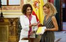 La ministra de Hacienda, María Jesús Montero, hace entrega de los Presupuestos de 2023 a la presidenta de la Cámara Baja, Meritxell Batet, este jueves en el Congreso