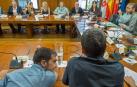 Los corporativos charlan -ediles de Bildu en primer término y de NA+ al fondo- minutos antes del inicio de la sesión plenaria