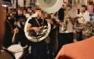 Imagen del momento en el que el grupo musical tocaban en plena calle de El Carmen, del Casco Viejo de Pamplona