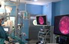 El doctor Alberto Marqués, en quirófano con la pantalla de grandes dimensiones que combina la tecnología 3D y 4K