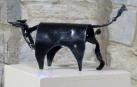 Toro de metal, realizado con restos de piezas de un tanque militar, obra del artista ucraniano Roman Shlyomskiy