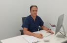 El Dr. Leopoldo Fernández, especialista en tratamiento de varices, en su consulta