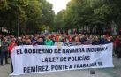 Protesta de policías forales frente al Parlamento antes del pleno de este jueves