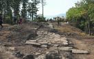 Aspecto de la excavación, en una de tránsito para caminantes y ciclistas que suben a San Cristóbal-Ezkaba