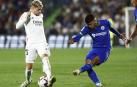 Fede Valverde trata de tapar el disparo de Carles Aleñá durante el encuentro