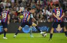 Iago Aspas trata de superar a una barrera de jugadoeres del Barcelona