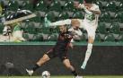 Ezequiel Ponce trata de tapar el centro del jugador del Mallorca, Antonio Sánchez