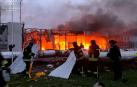 Los bomberos ucranianos trabajan en la extinción de un incendio en un concesionario de coches destruido por los bombardeos en Zaporiyia