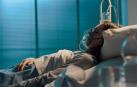 Una mujer, con una mascarilla de oxígeno, en un hospital
