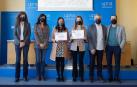 Entrega, el pasado enero, de galardones de la última edición del premio de la Asociación Universidad y Discapacidad. De izq. a dcha.: Leyre Elizari (profesora), Begoña Pérez Eransus (vicerrectora), Mishell Cadena (accésit), María Gutiérrez (ganadora), Carlos Alonso (PAS) y Julen Llorens (profesor)