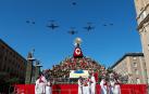 Varios aviones sobrevuelan la imagen de la Virgen del Pilar que luce ya las primeras flores en una estructura levantada en el centro de la plaza de Zaragoza que lleva su nombre