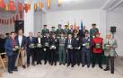 Pedro Martín Páez, en el centro, junto a los guardias civiles y representantes de las entidades e instituciones que recibieron reconocimientos