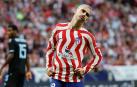 El delantero francés del Atlético de Madrid Antoine Griezmann reacciona tras fallar una ocasión durante el encuentro