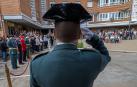Un guardia civil se cuadra durante el acto oficial que acogió el patio de la casa cuartel de Estella