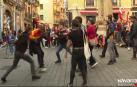 Momento en el que varias personas intentan arrebatar la bandera de España a otra durante los incidentes