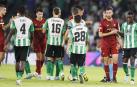 Jugadores de ambos equiops se saludan al finalizar el encuentro