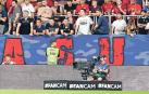 Un operador de cámara a pie del césped de El Sadar, en un partido jugado esta temporada