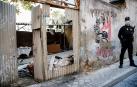 Un agente de Policía Nacional, frente al edificio okupado 'La Higuera', en el barrio de Tetuán de Madrid, antes de su demolición