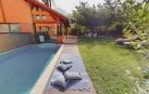 Con piscina, jardín, huerta urbana y un gran txoko