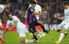 Pedri trata de marcharse de cuatro rivales del Inter de Milán durante el choque de Champions en el Spotify Camp Nou