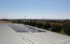 Imagen de las nuevas placas solares instaladas en la cubierta del edificio de talleres de la UPNA de Tudela.