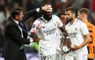Los servicios médicos del Real Madrid atienen a Antonio Rudiger tras a brecha que se hizo al marcar el gol de su equipo en Varsovia