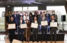 PREMIADOS EN LA PRIMERA EDICIÓN. De izquierda a derecha, y ante las autoridades asistentes e integrantes del jurado, los galardonados en la primera edición de los Premios Alimentos DNavarra Javier Uros Murillo (abad del Monasterio de la Oliva), Francisco Martínez García y Antonia Sainz (Viuda de Cayo), Joseba Marticorena (Martiko), Tomás Antoñana (Bodega Inurrieta) y Michael Ramette (Lácteos Goshua).