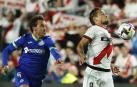 Óscar Trejo se lleva el cuero con el pecho ante la presión de Luis Milla
