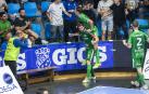 Roberto Martil, autor de dos goles, celebra con rabia mientras Linhares se sube en su espalda. A la derecha, Geraghty