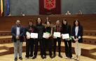 Los estudiantes del IES Navarro Villoslada, equipo ganador del torneo, posan con el presidente del Parlamento, Unai Hualde, y la vicerrectora Begoña Pérez Eransus