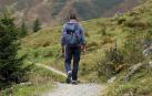 Un hombre, andando por un camino