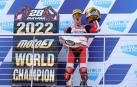 El piloto español Izan Guevara celebra el título de Campeón del Mundo de Moto3
