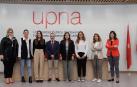 Finalistas, ganadora y jurado del premio del Grado en Enfermería. De izda. a dcha., Paula Escalada (jurado), Nerea Gurucharri y Elisabeth Marín (finalistas), Javier Fernández Montalvo (decano), Sara Martínez (finalista), Paula Baeza (ganadora), Nely Soto y María Jesús Pumar (ambas, miembros del jurado)