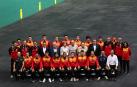 Los componentes navarros de la selección española -pelotaris. técnicos y jueces- para el Mundial de Biarritz,  junto con las autoridades en el  Navarra Arena