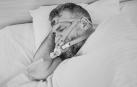 Un hombre duerme con un respirador de oxígeno por la apnea