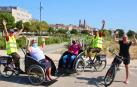 Integrantes de Biciclistas de Corella pasean a vecinos en las populares 'yayacletas'.