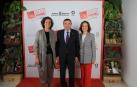 La consejera de Desarrollo Rural y Medio Ambiente del Gobierno de Navarra, Itziar Gómez (i); el ministro de Agricultura, Pesca y Alimentación del Gobierno de España, Luis Planas; y la presidenta de la Real Academia de Gastronomía, Lourdes Plana (d)