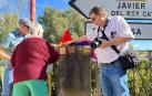 Colocación de dos placas del proyecto Tropezones en Sangüesa