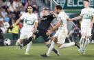Valverde dispara entre dos rivales del Elche para anotar el primer tanto del encuentro