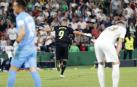Karim Benzemá celebra su tanto ante la desolación de los jugadores del Elche