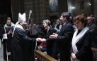 El arzobispo Francisco Pérez saluda a Sandra y Sergio, los padres de Renato Nahuel Bettini.