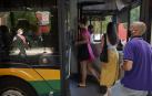 Un grupo de viajeros sube a un autobús de la línea 4 hace unos días