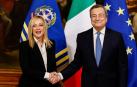 La nueva primera ministra de Italia, Giorgia Meloni, en el traspaso de poderes con su predecesor, Mario Draghi