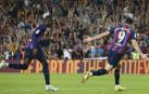 Dembélé y Lewandowski celebran el tercer gol del Barcelona