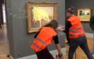 Momento en el que dos activistas lanzan puré de patatas al cuadro de Monet