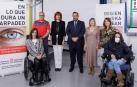 Foto de grupo del vicepresidente Javier Remírez con participantes en la campaña de educación vial 'En lo que dura un parpadeo'