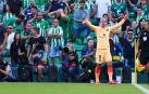 Antoine Griezmann celebra uno de los dos goles que le anotó al Betis y que dieron los tres puntos al Atlético en el Villamarín