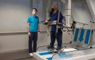 Mari Carmen López Campos usando el robot en el centro  Grupo 5  Cian Navarra  junto a su fisioterapeuta Santi Palomino.